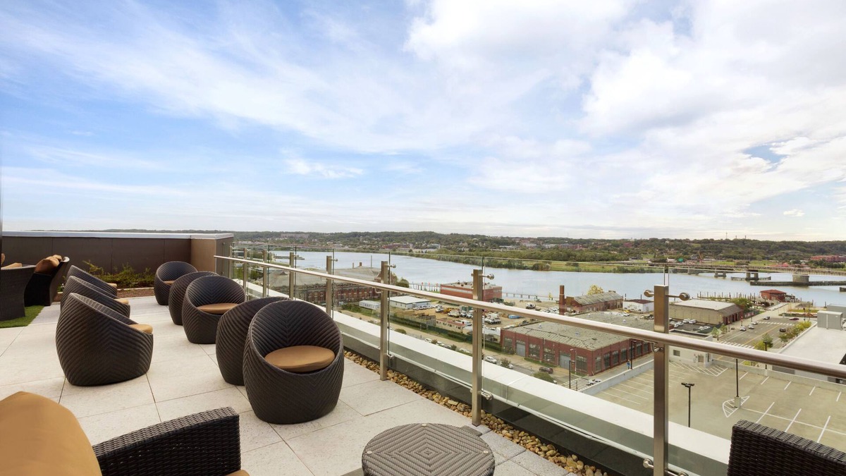 Navy Yard Hotel | Hampton Inn & Suites Washington DC-Navy Yard