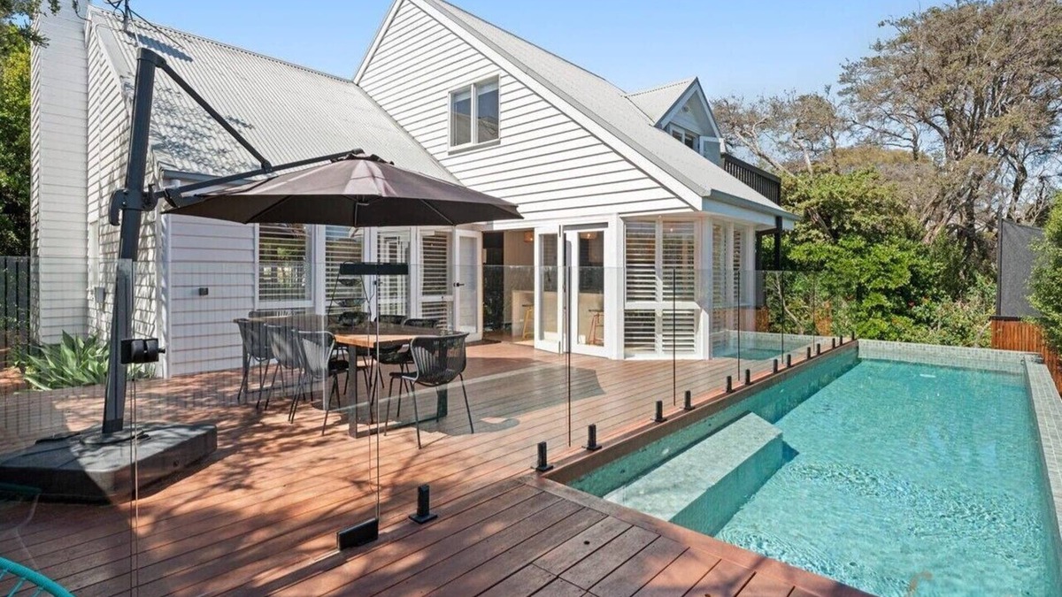 Blairgowrie House | HAMPTON'S STYLE BEACHSIDE HOLIDAY ESCAPE & GAS HEATED POOL, HUGHES, SORRENTO