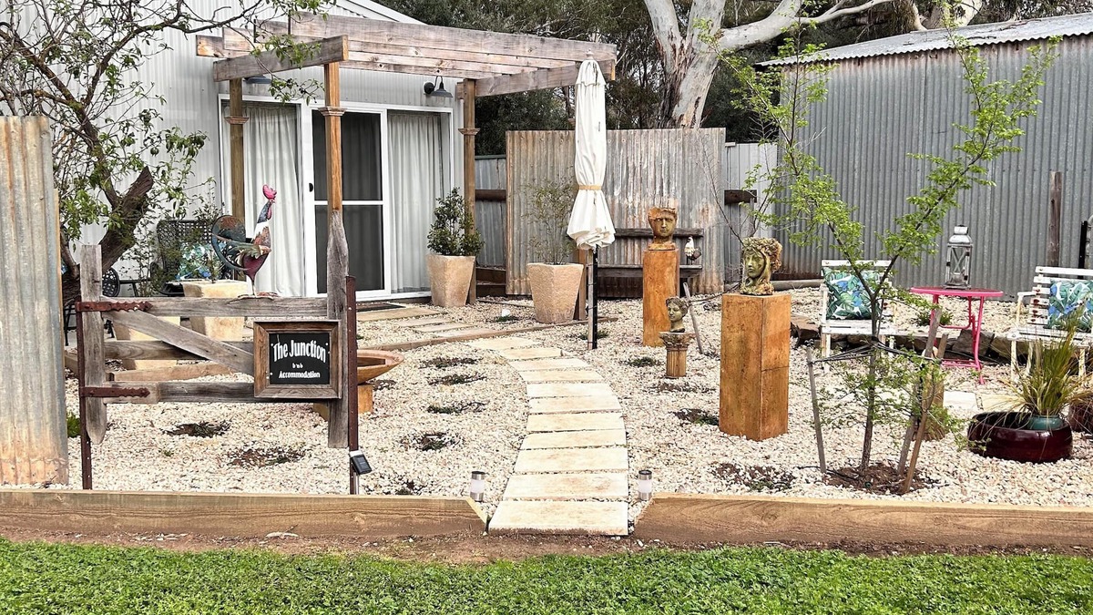 Strathalbyn Apartment | Hamptons style, studio retreat with light continental breakfast included