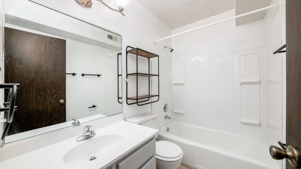 Knolls Thomas Apartment | Hancock Park Spacious 2beds w/free WiFi & parking