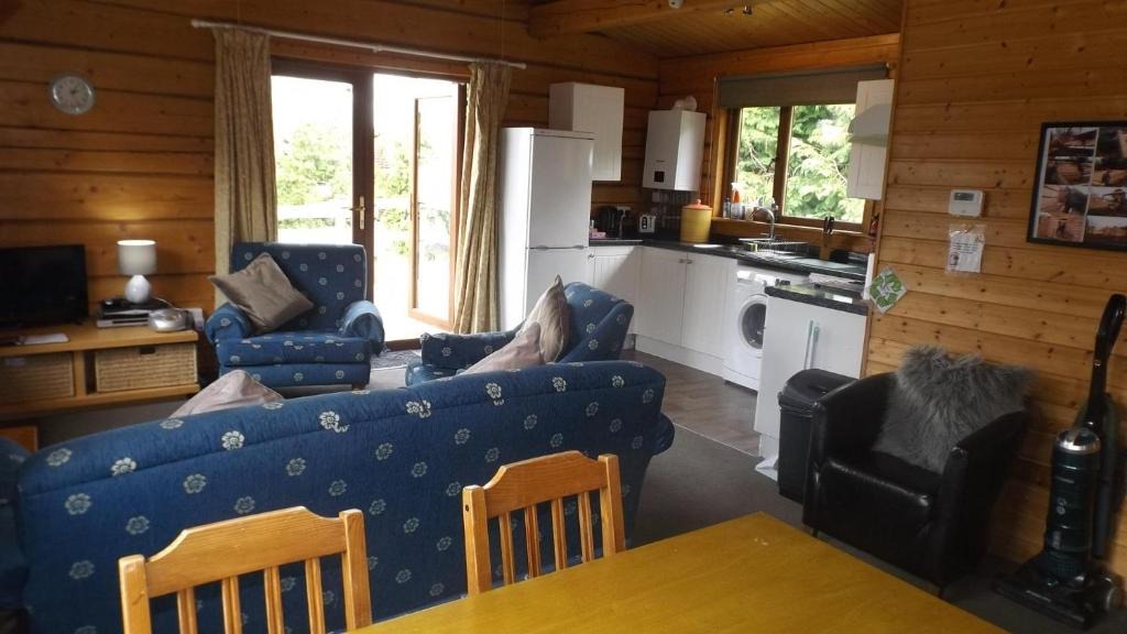 Offenham House | Hand built log cabin at Avonvale Holiday Lodges