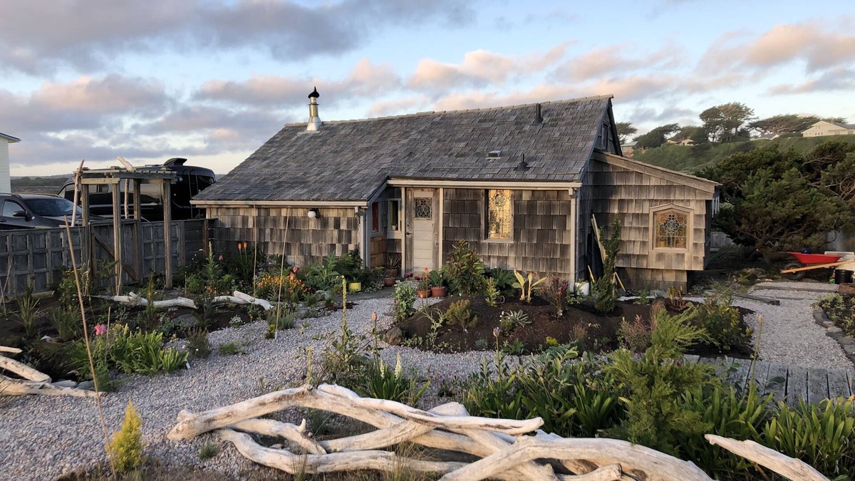 Bandon Cottage | Handbuilt Beach Cottage on the South Jetty Estuary