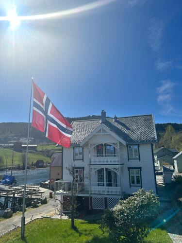 Valsoyfjord House | Handelsmannens hus ved Otnesbrygga, Valsøyfjord