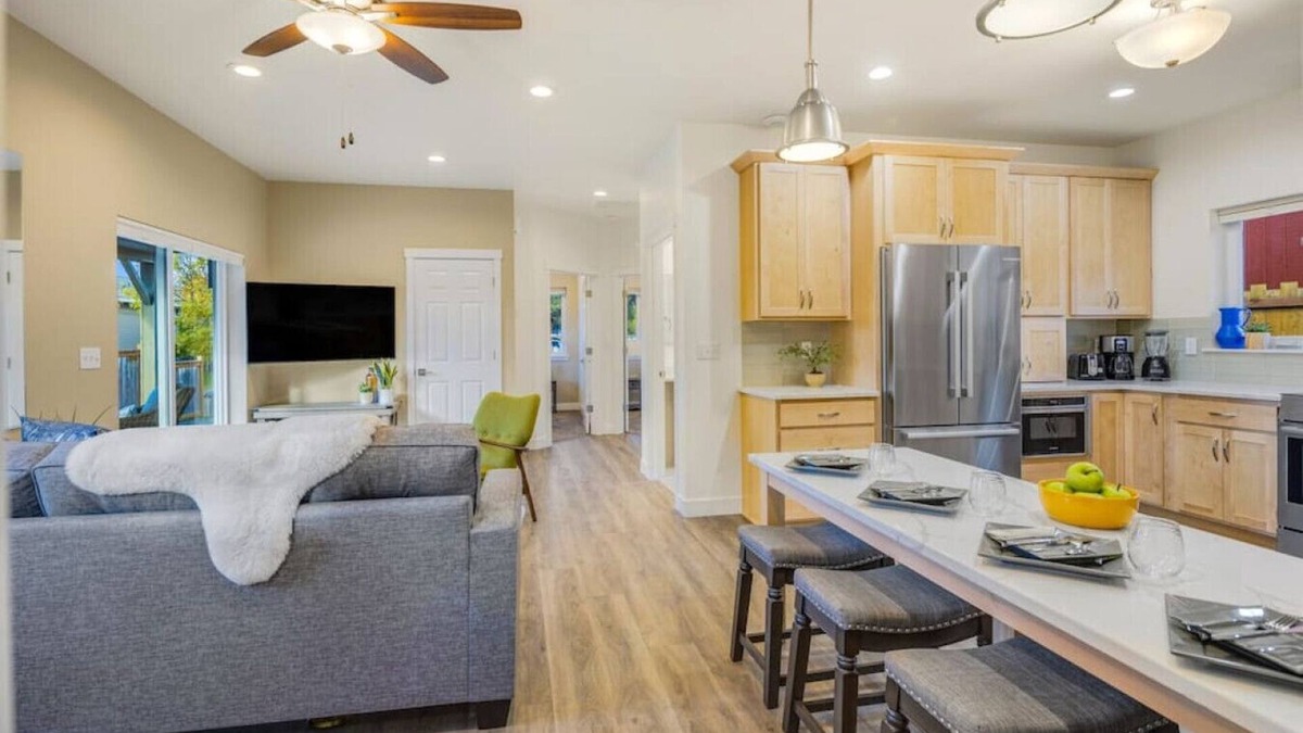 North Star House | Handicap-Friendly 4 BR Downtown
