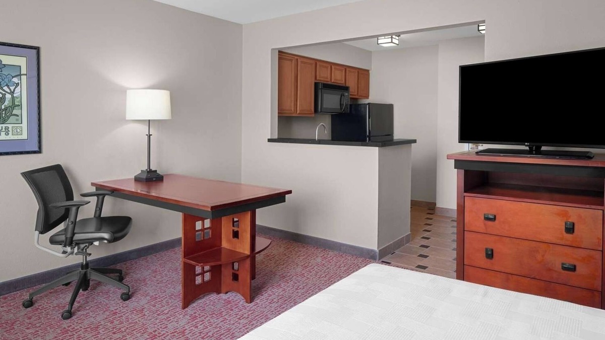 Downtown Hotel | Handy Studio w/Full Equipped Kitchen and Oversized work desk - Parking