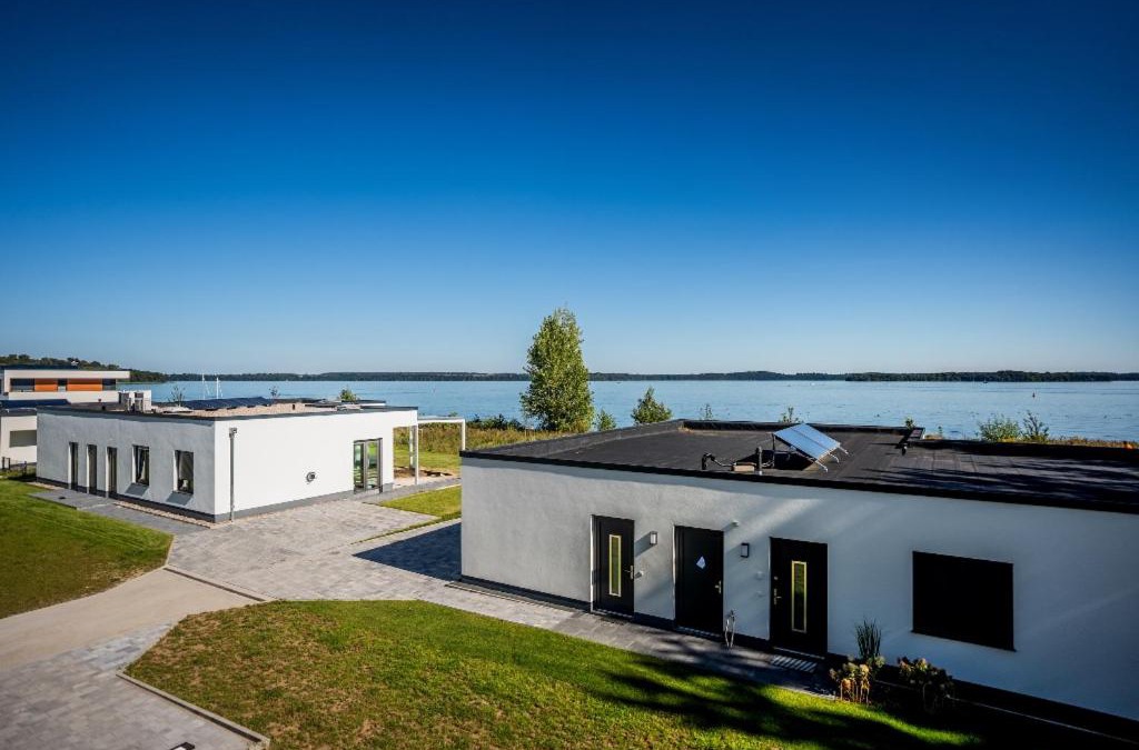 Schwerin Apartment | Hangar 19 Superior Apartment mit Balkon und Seeblick H7W3