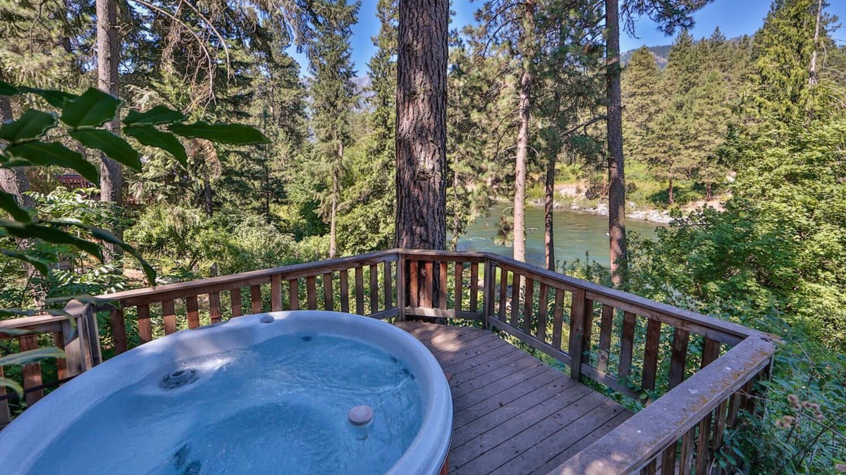 Leavenworth Cabin | Hannah's River Cabin - Riverfront - Hot Tub - Walking Distance to Town!