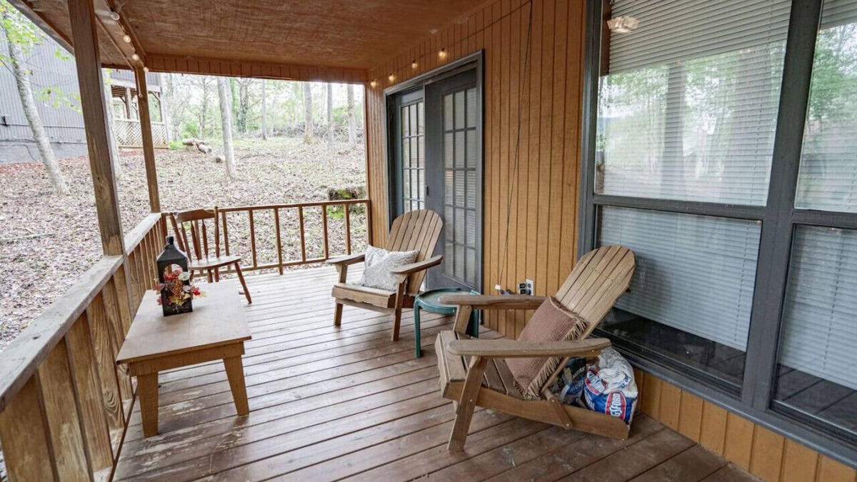 Blairsville Cabin | "Hansel": Spacious Cabin w/Views, Greenery, Deck!