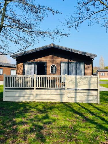 Allerthorpe House | Happy Days Lodge with Hot Tub