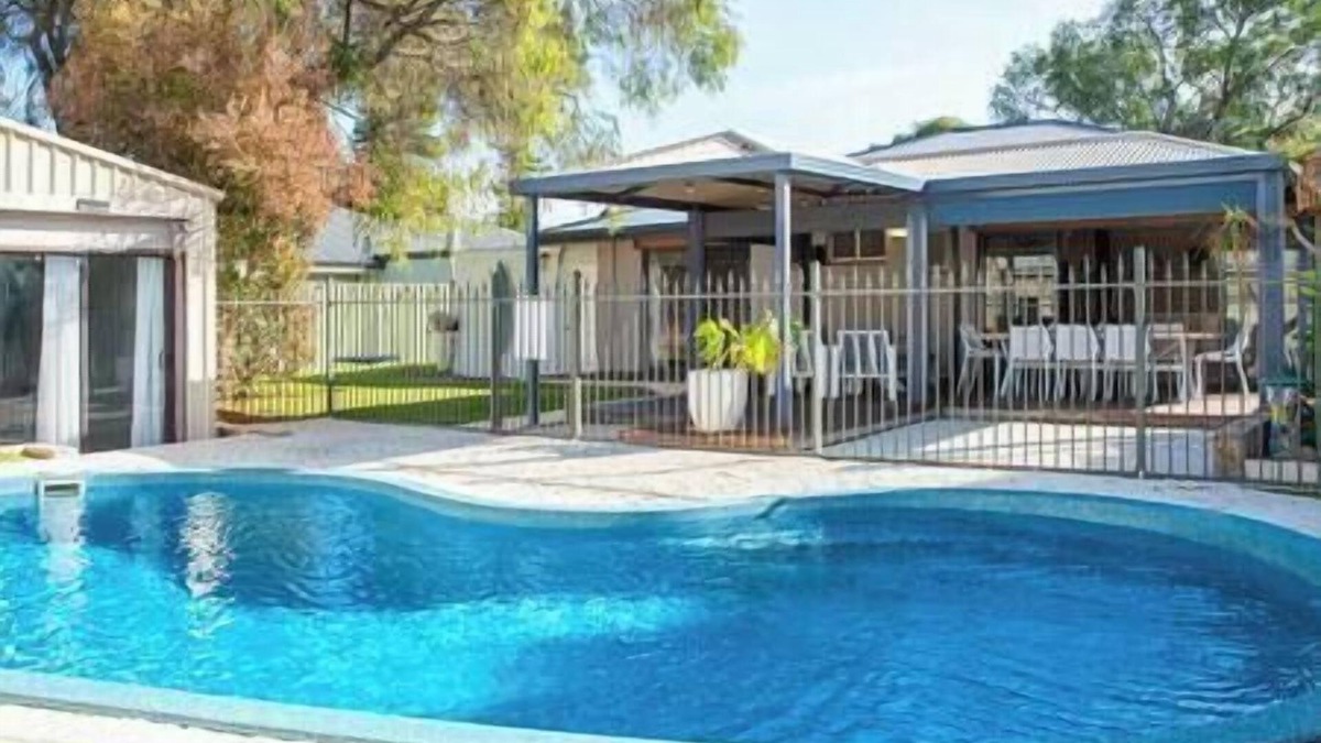 Broadwater House | Happy Daze Beach House- Pool