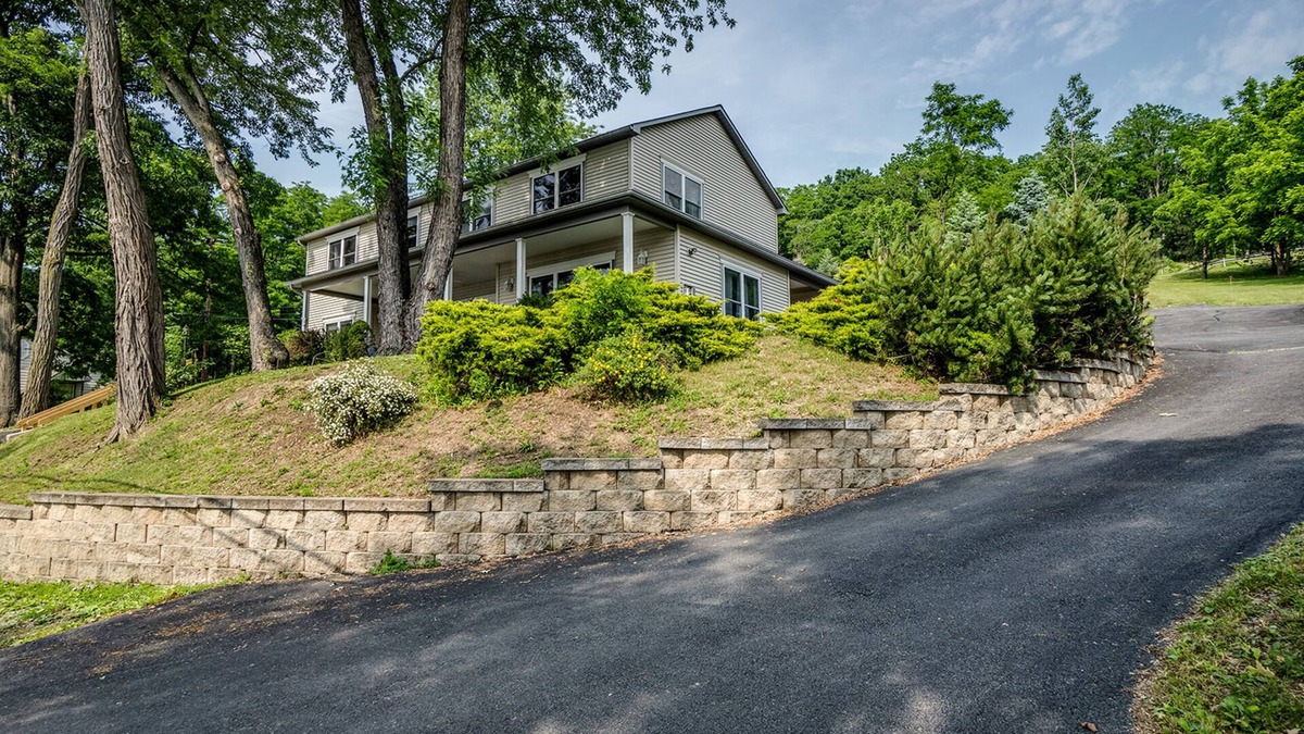 Dundee House | Happy Daze, lake home on Keuka Lake with EV charger, sleeps 10