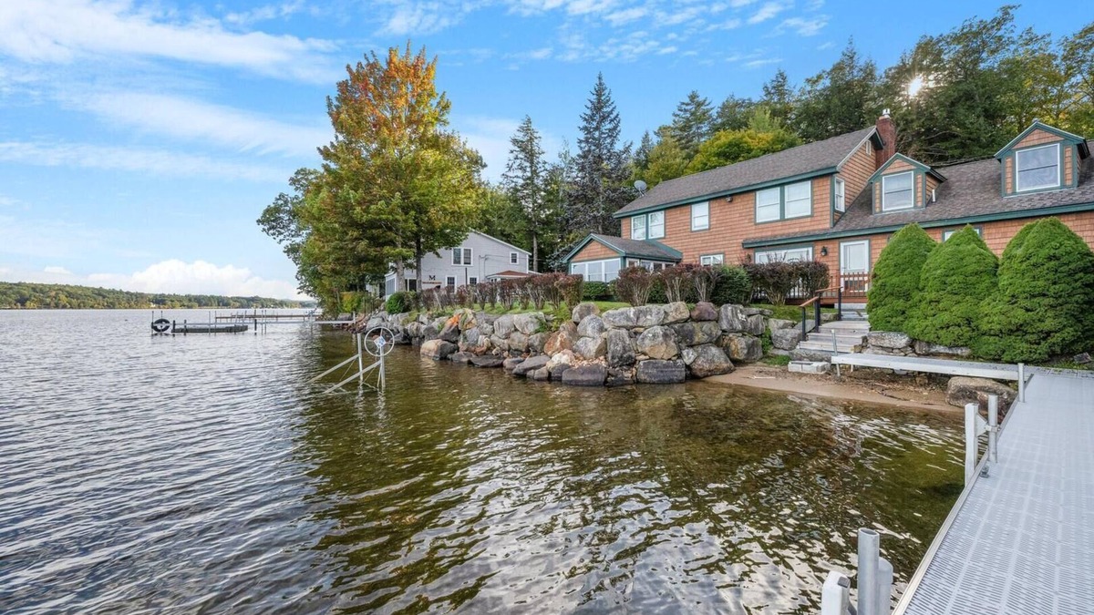 Laconia House | Happy Hours on Lake Winnisquam