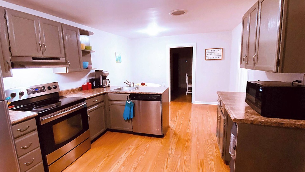 Inner Harbour House | Happy House - perfect for family gatherings | Free Parking | Downtown