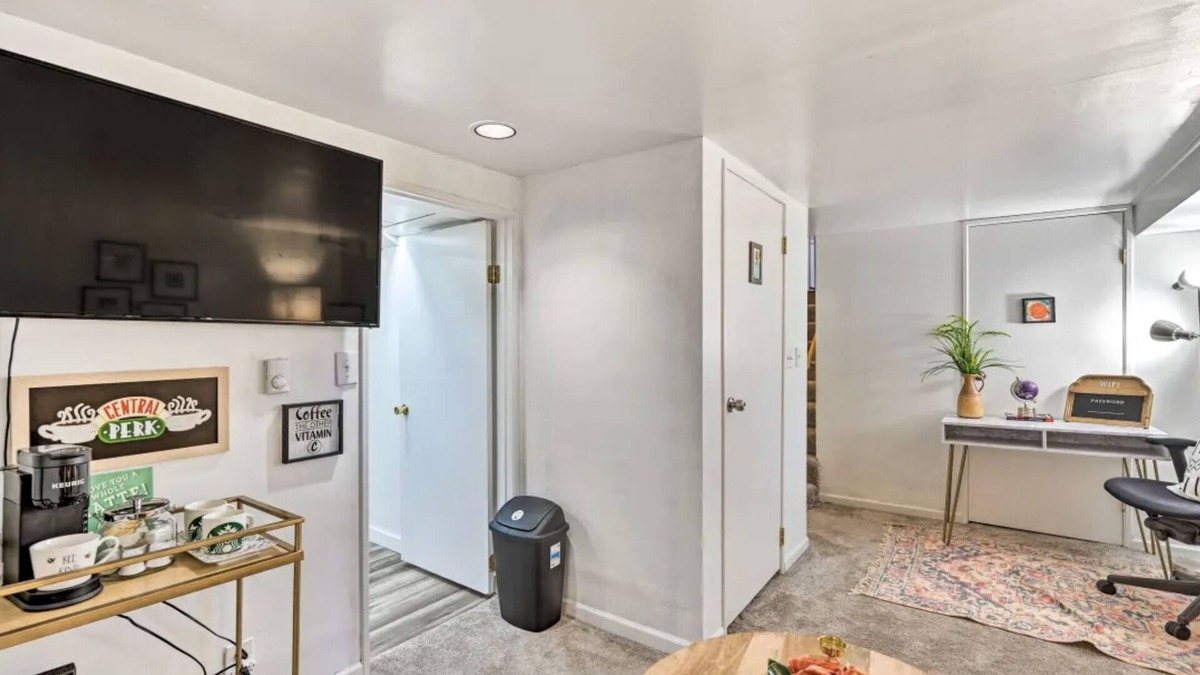 Loyal Heights Condo | Happy Place Condo in Ballard, 1 mi Golden Gardens - 2 bdrm, kitchen & living rm