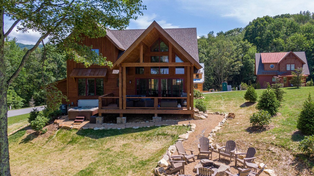 Elk Park Cabin | Happy Trails - Pet friendly Eagles Nest with view, hot tub, fire pit