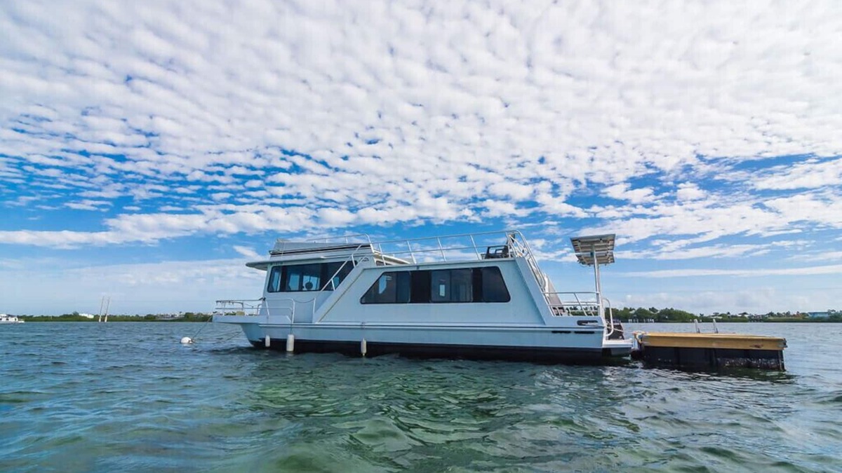 New Town Boat Rental | Happy’s Houseboat Key West