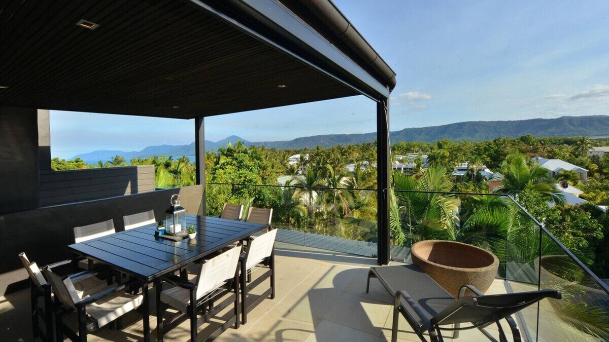 Port Douglas Villa | Hapuka - 4 Bedroom Villa in Town with Ocean Views