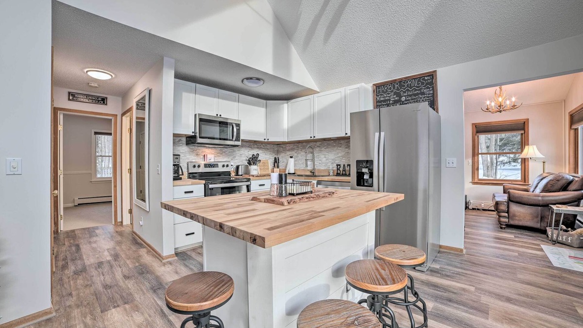 Harbor Springs Cottage | Harbor Springs Home: 1 Mi to Nubs Nob Ski Resort