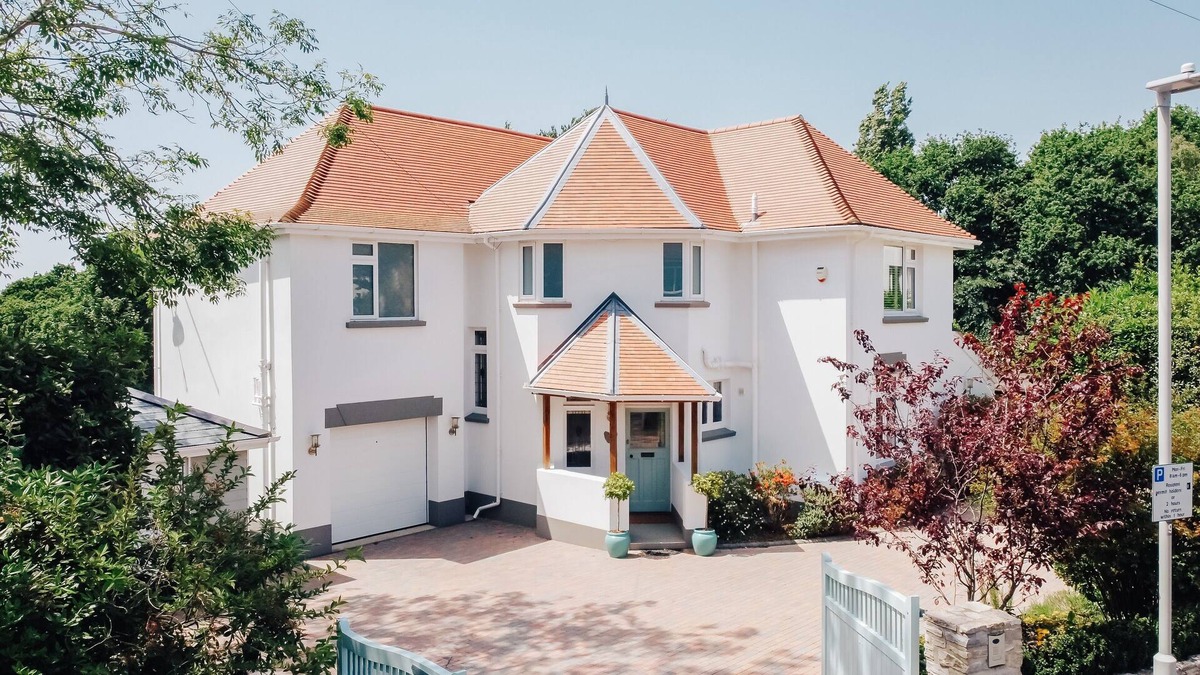 Poole House | Harbour Escapes | Luxury 5 Bed House with Garden, Hot Tub, Sauna & Harbour Views