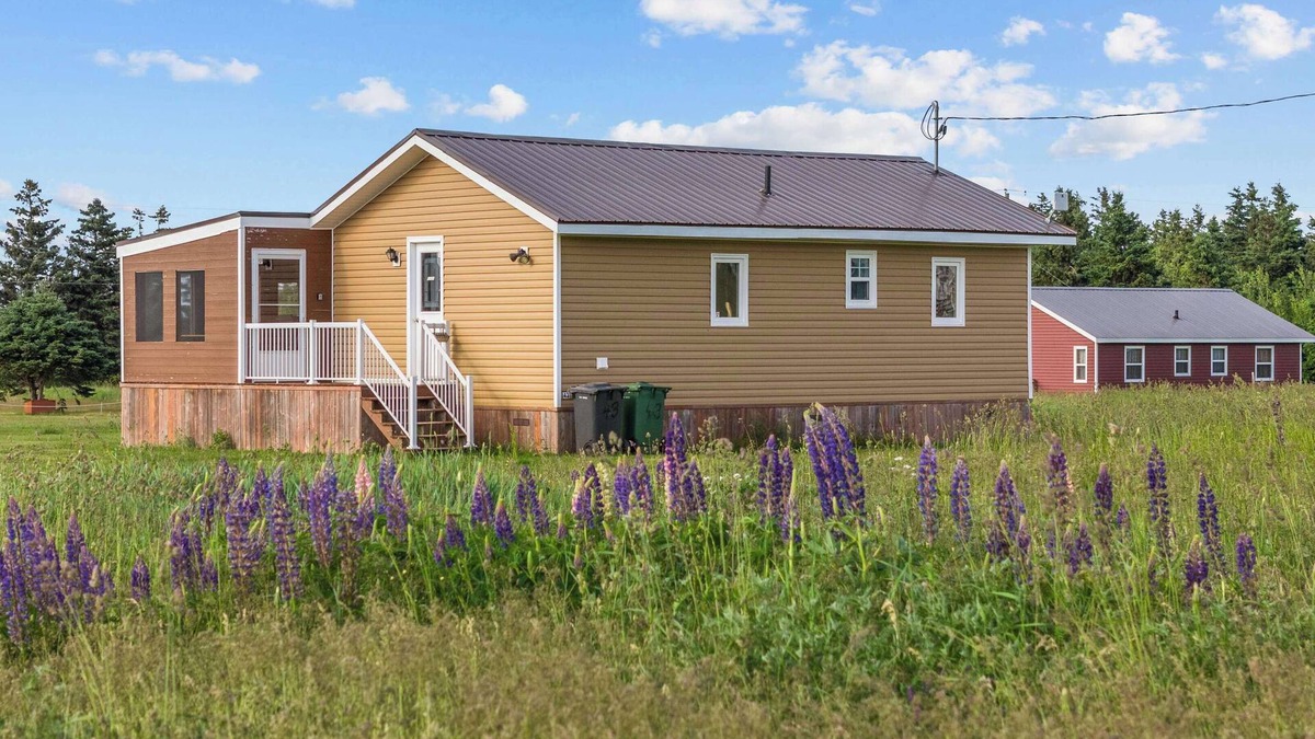 Savage Harbour House | Harbour Hues - minutes from the beach!