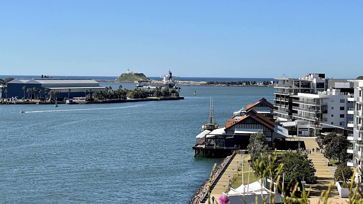 Newcastle Apartment | Harbour Side on Honeysuckle - minutes from Newcastle beaches and CBD