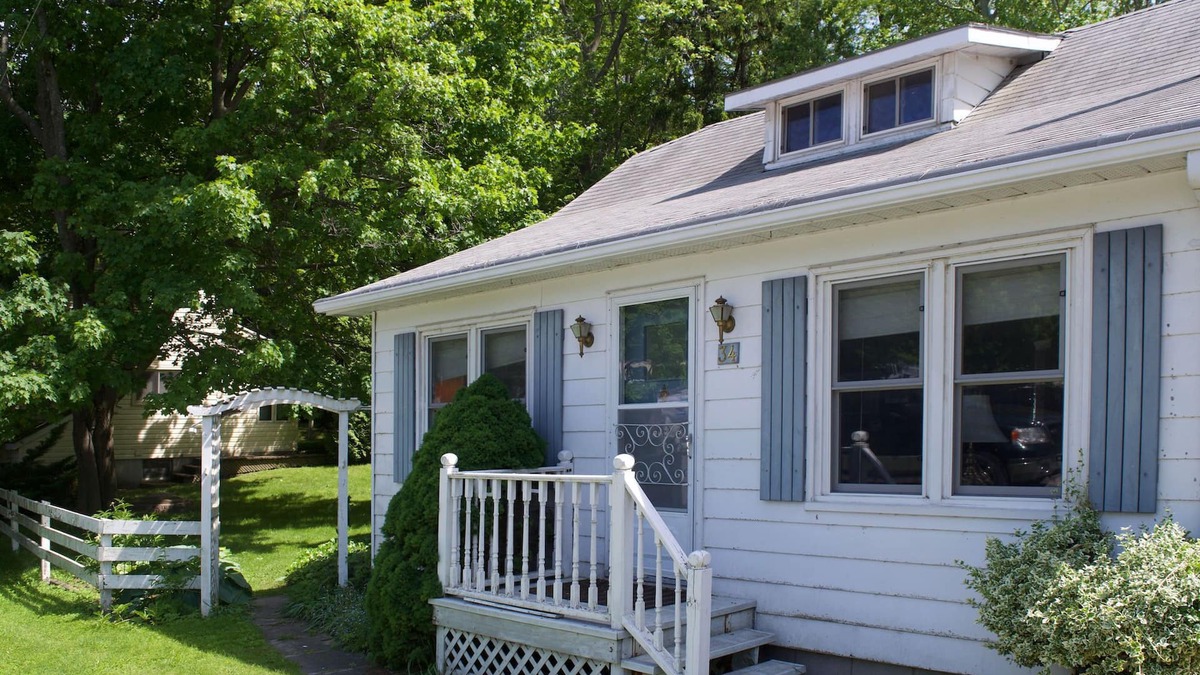 Bayfield Cottage | Harbourfront Cottage!