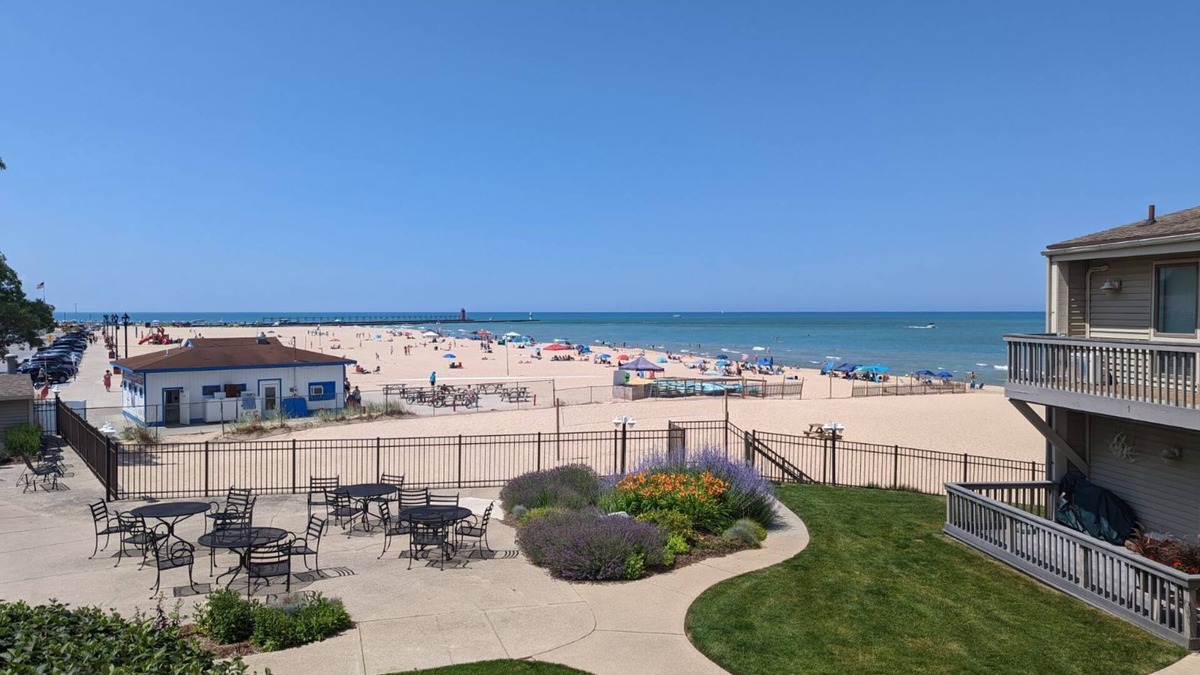 South Haven Condo | Harbours #4 - Lake front, pool, private beach