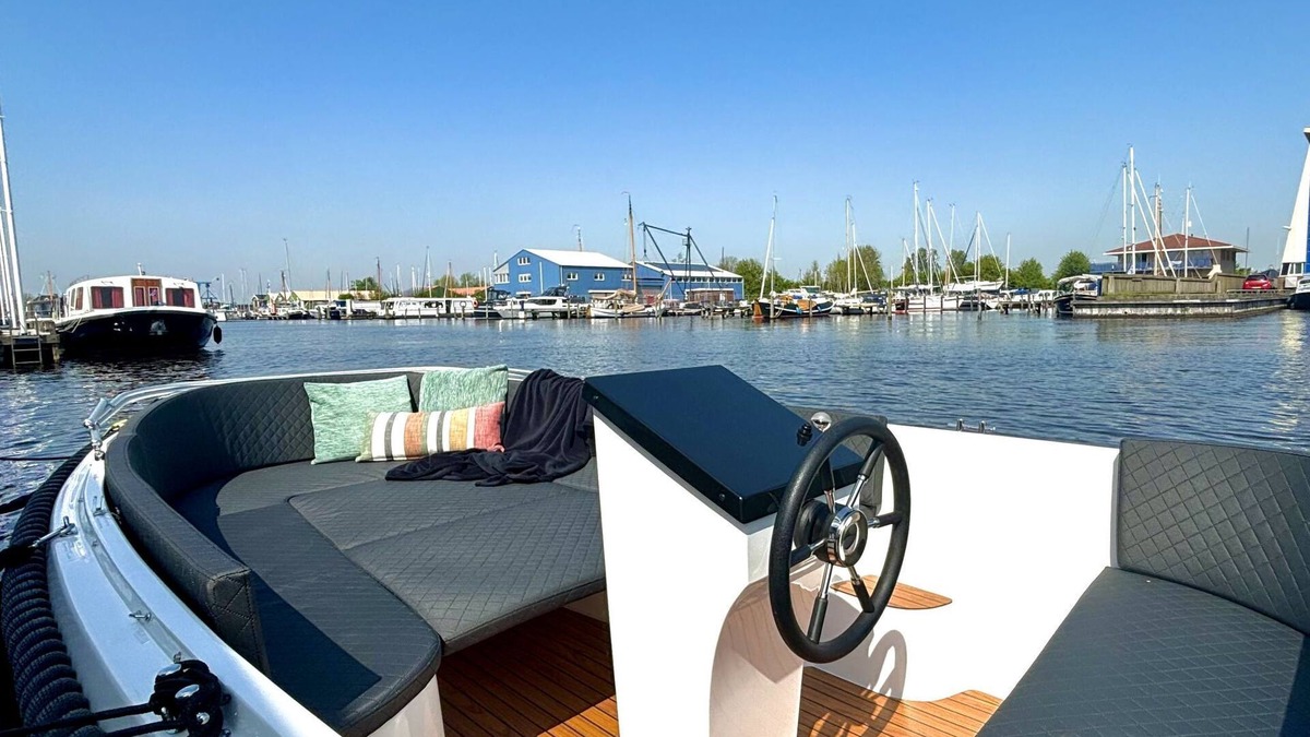 Woudsend House | Harboursuite 2 incl. motorboot by Interhome