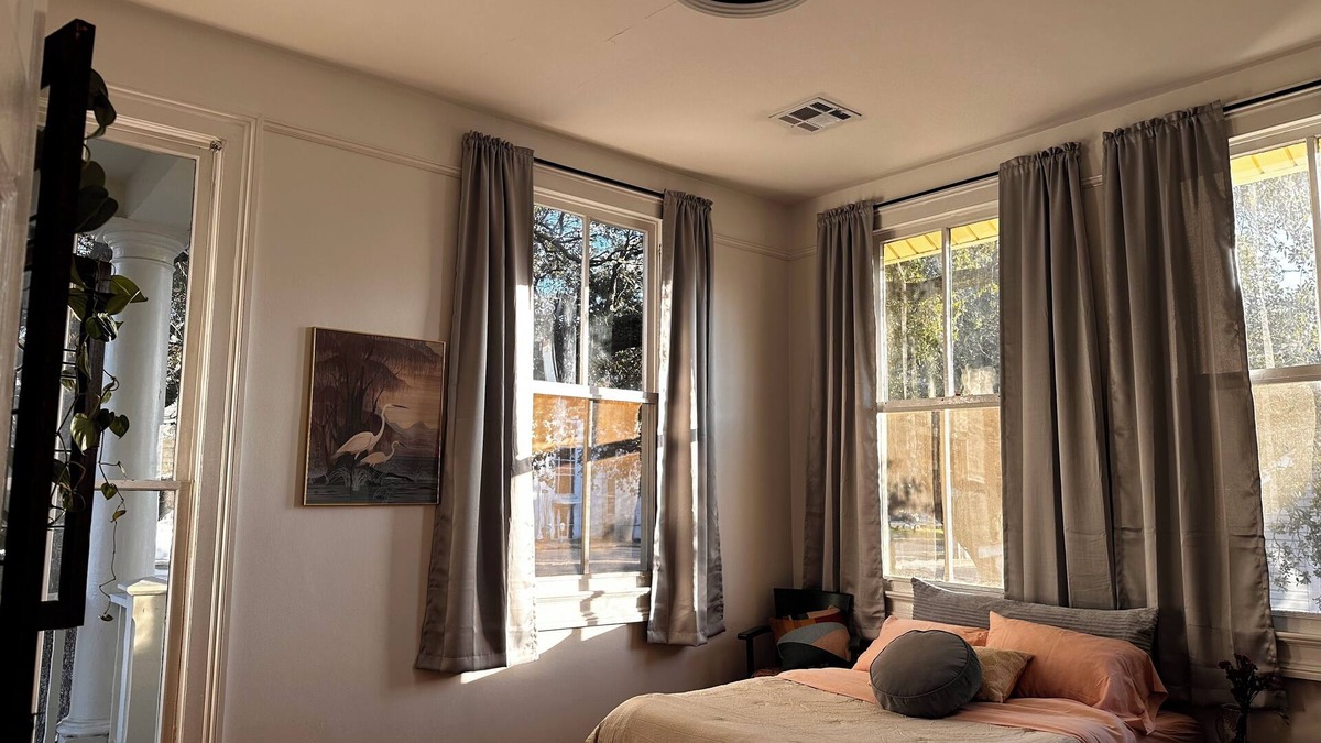 Chalmette House | Hardwood floors, Marble, newly renovated Wifi &AC 10 mins to Nola