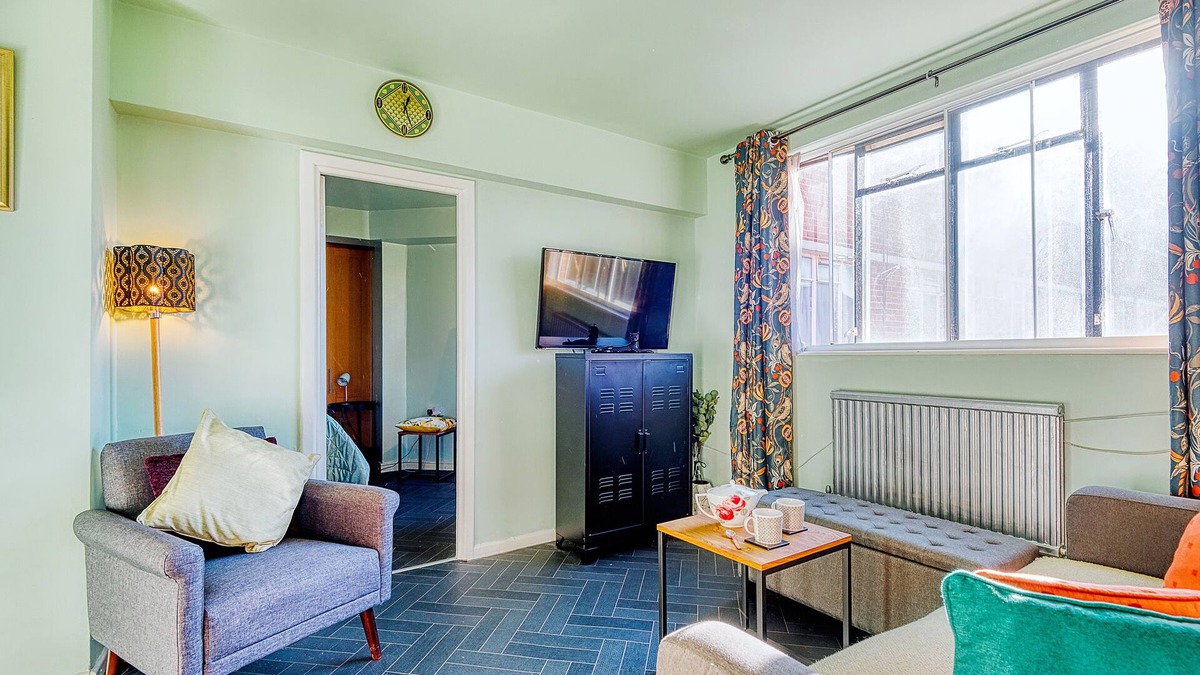 West Putney Apartment | Hardwood Home - One Bedroom Apartment, Sleeps 2