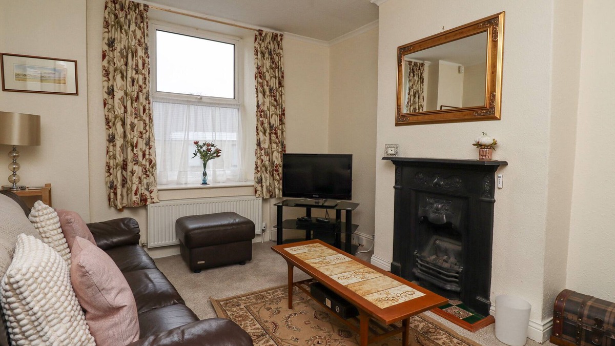 South Charlton Cottage | HARDYS HOUSE, pet friendly, with a garden in Alnwick