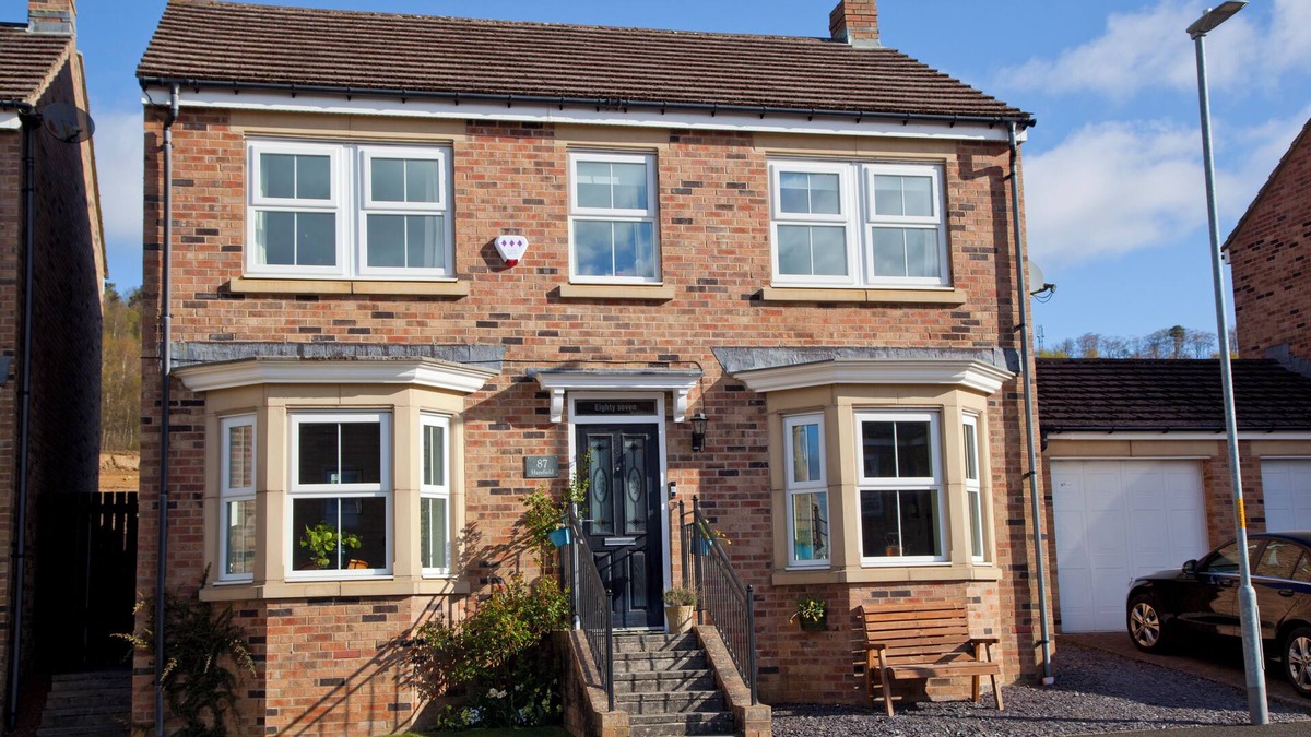 Rothbury House | HAREFIELD, pet friendly, with a garden in Rothbury
