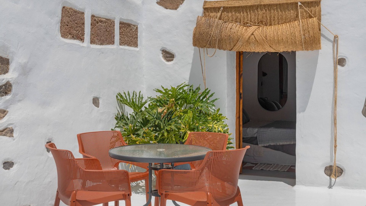 Tabayesco Apartment | Haría Holidays with Mountain Views, Shared Pool and Wi-Fi