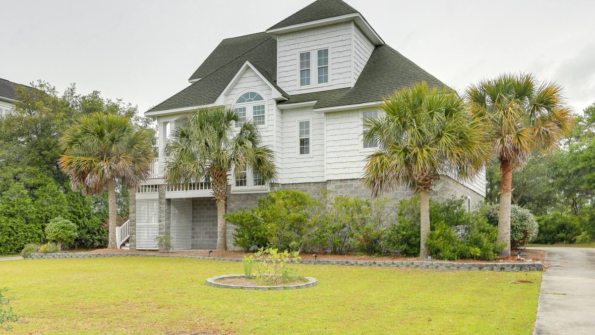 Harkers Island Villa | Harkers Island Vacation Rental with Pool Table!
