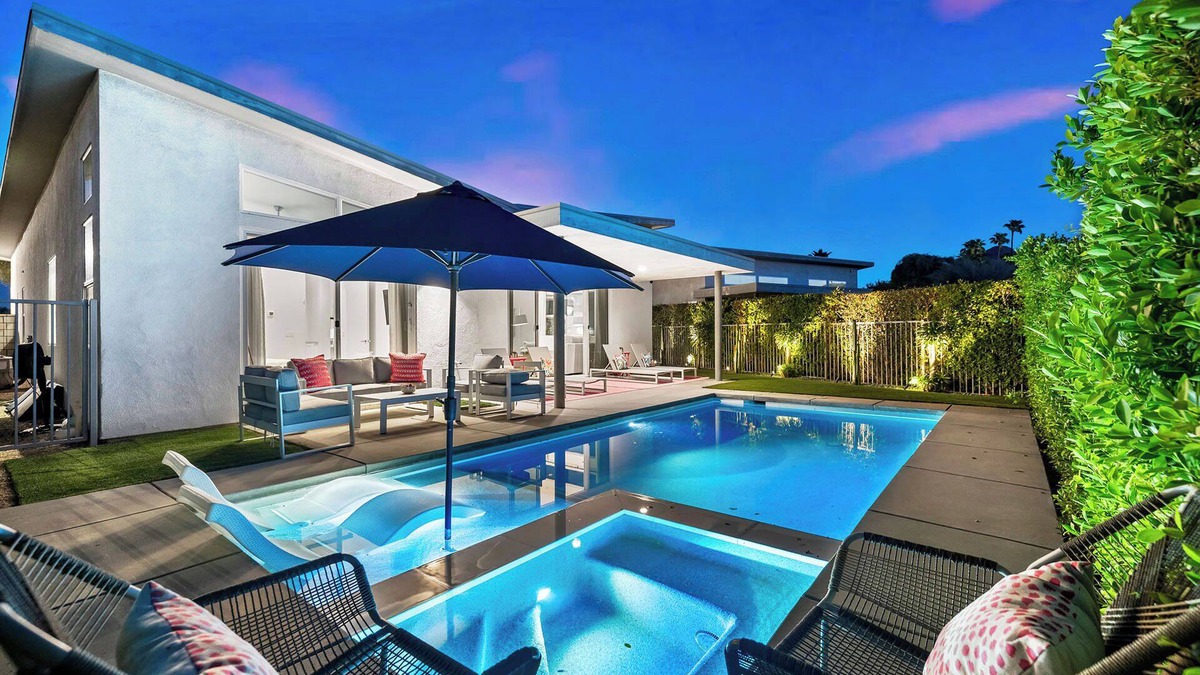 Indian Wells House | 'Harlow House' Lounge poolside in Indian Wells