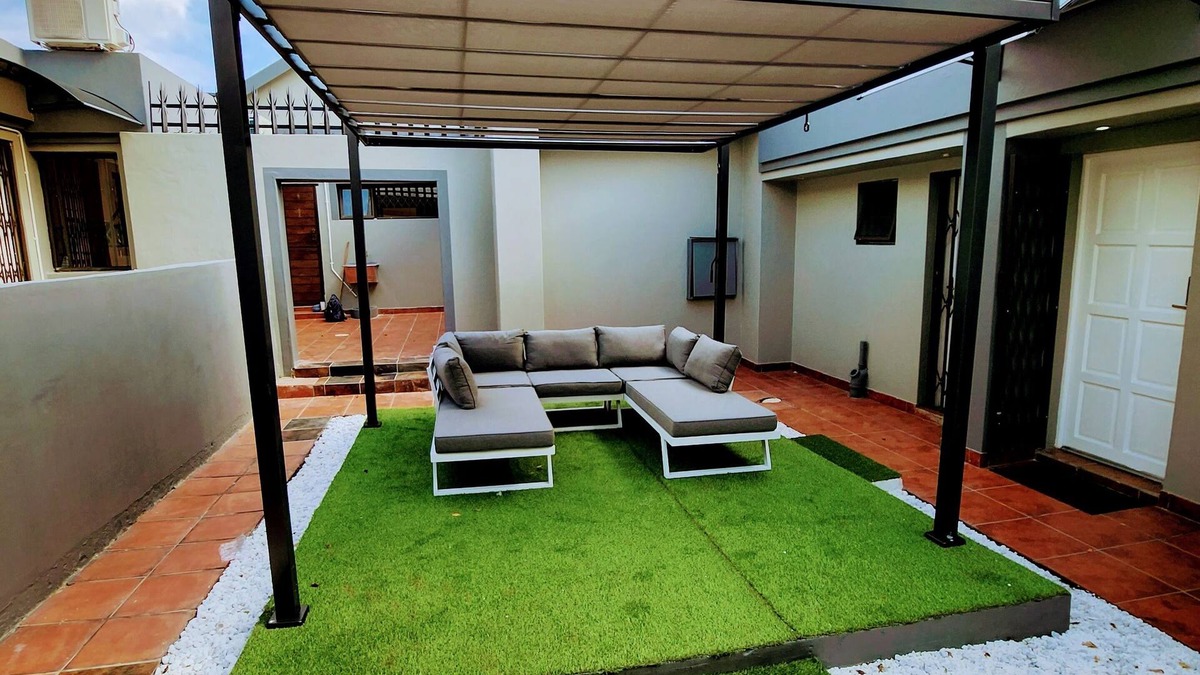 Greater Johannesburg Metropolitan Area Cottage | Harmony Apartment: Stylish 1-Bedroom in Parkmore with Uninterrupted Solar Power