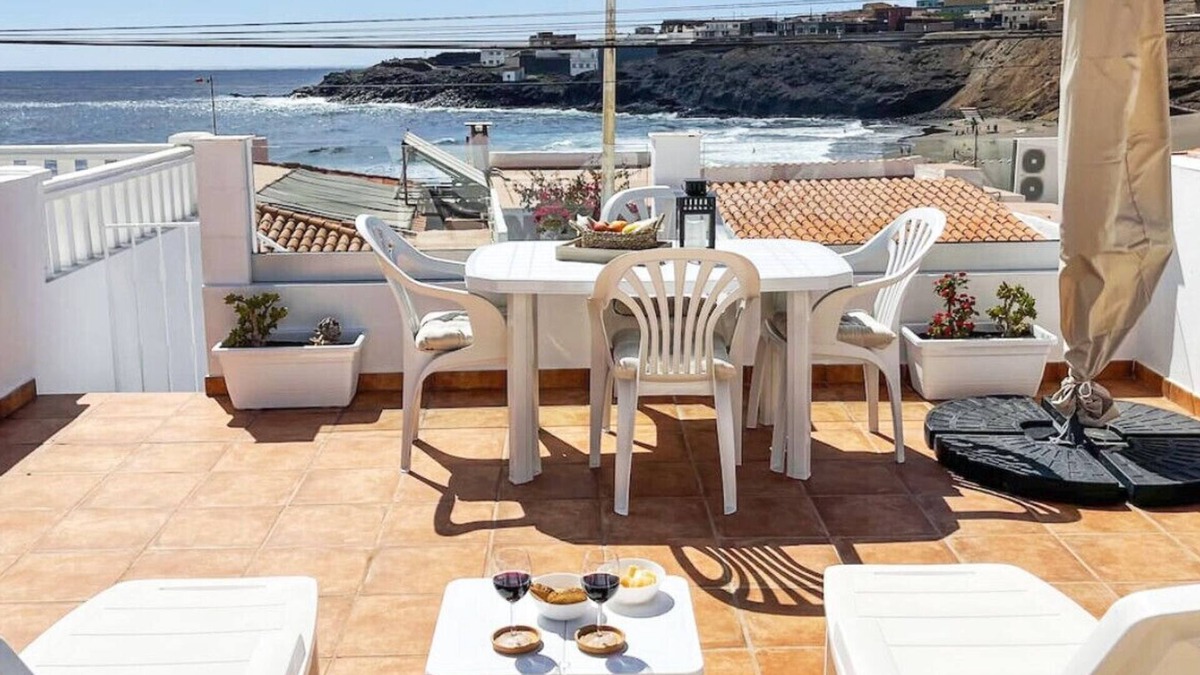 Telde Ski Chalet | Harmony Beach House - 2BR Sea Views Terrace