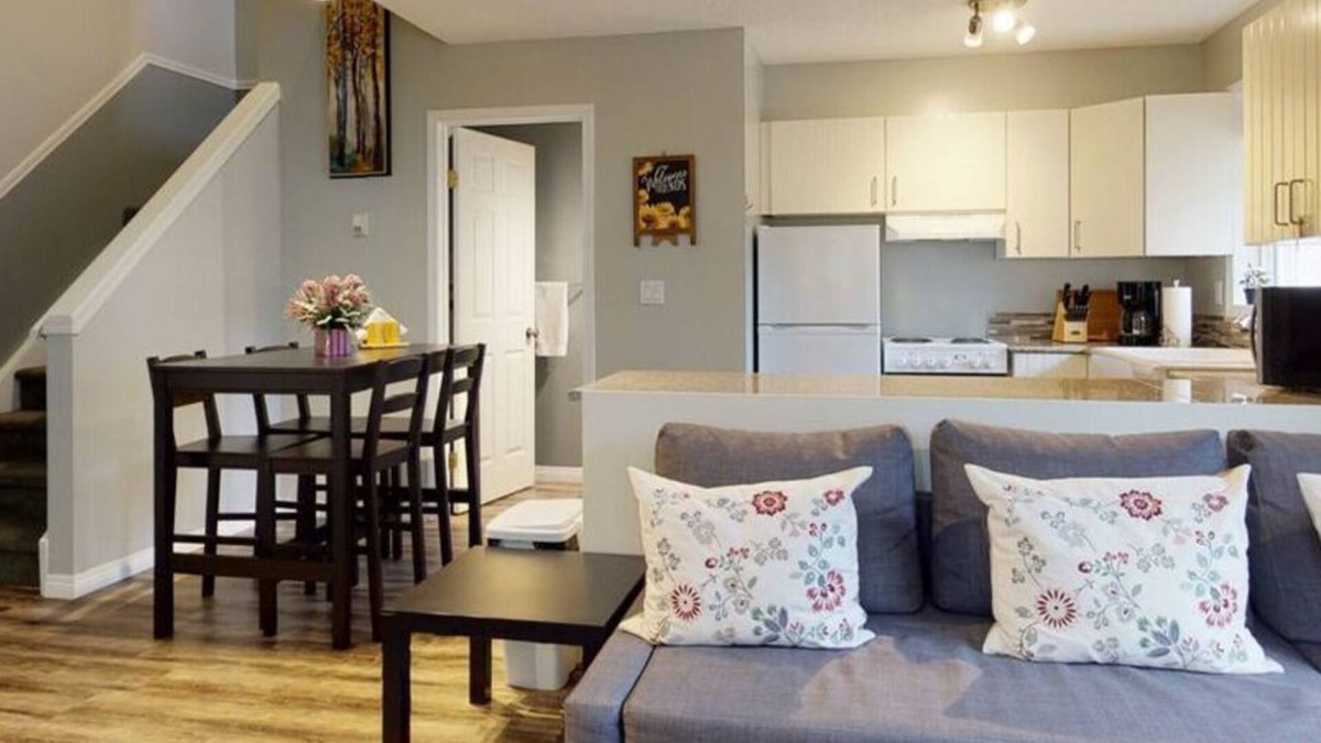 Harvie Heights House | HARMONY HEIGHTS - TWO LEVEL TOWNHOUSE - HOT TUB & FIRE PIT
