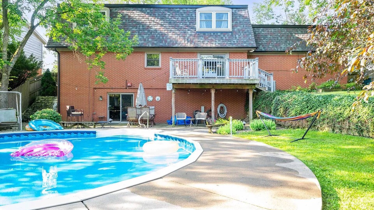 Muncie House | Harmony Hideaway Over 4000 sqft, 5 mins to BSU & IU, Games Rooms and Summer Pool