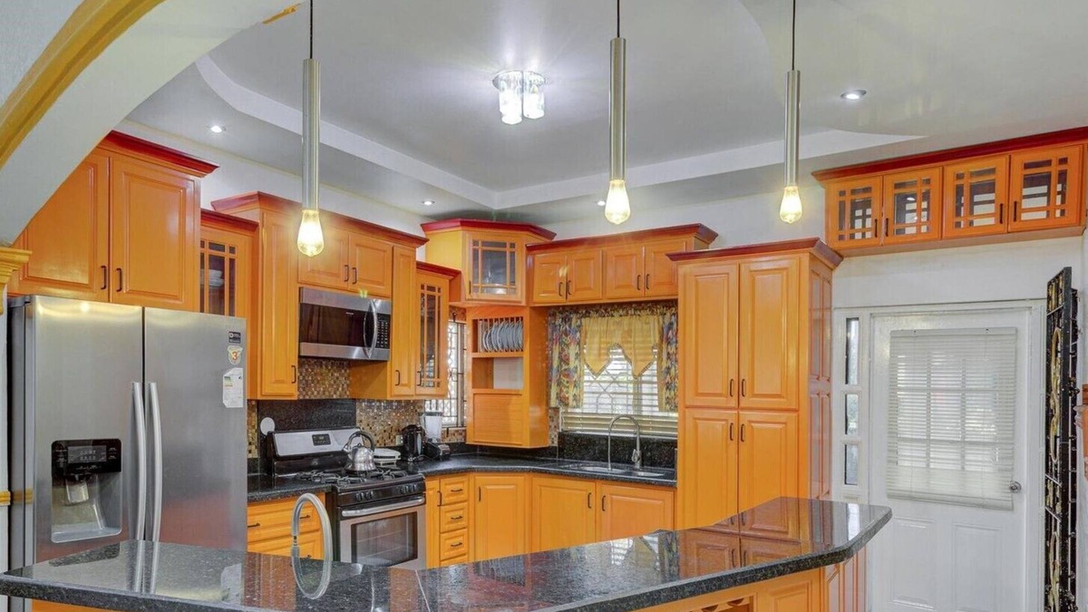 Old Harbour House | Harmony Suites is a modern and stylish four bedrooms property.