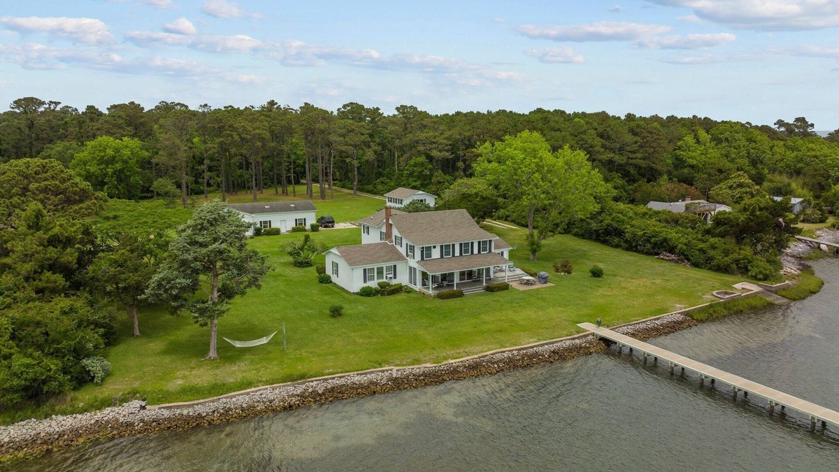 Gloucester House | Harolds House-Sound Front Home with Dock