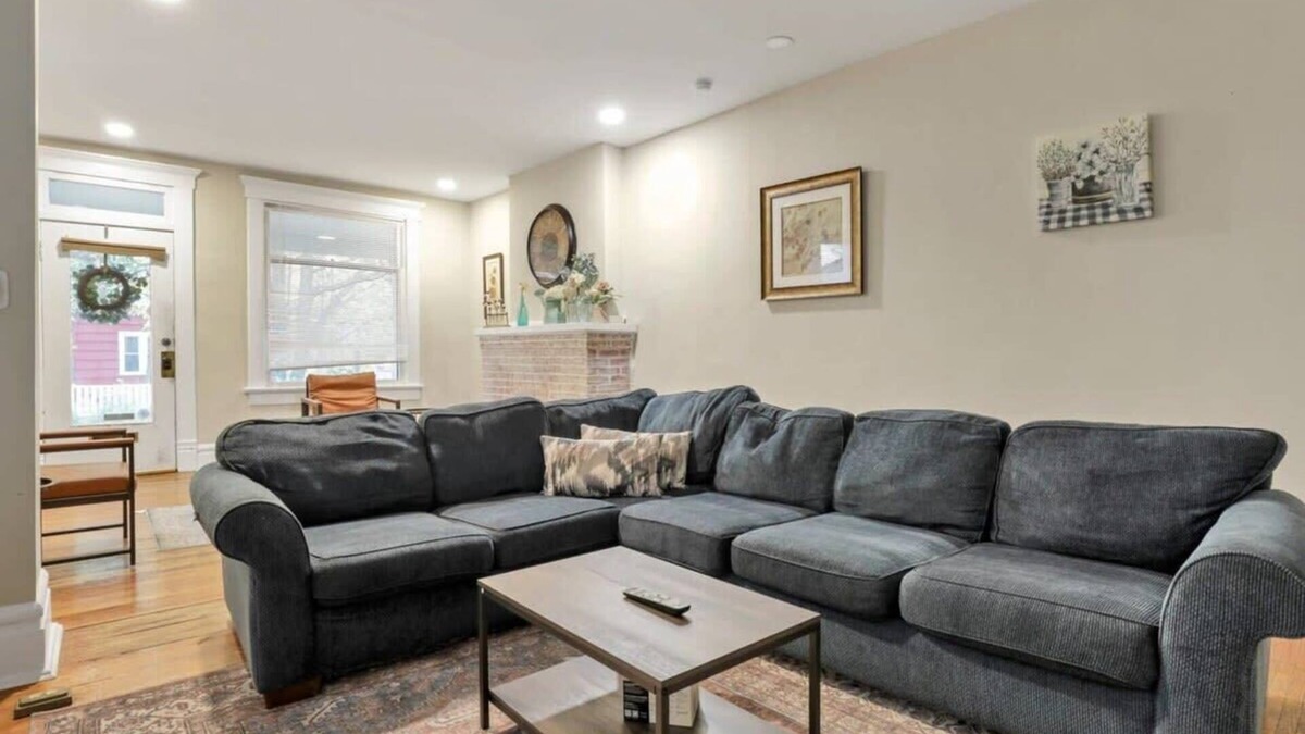 Downtown Columbus House | Harrison West Brick| 5 BR w/extra beds