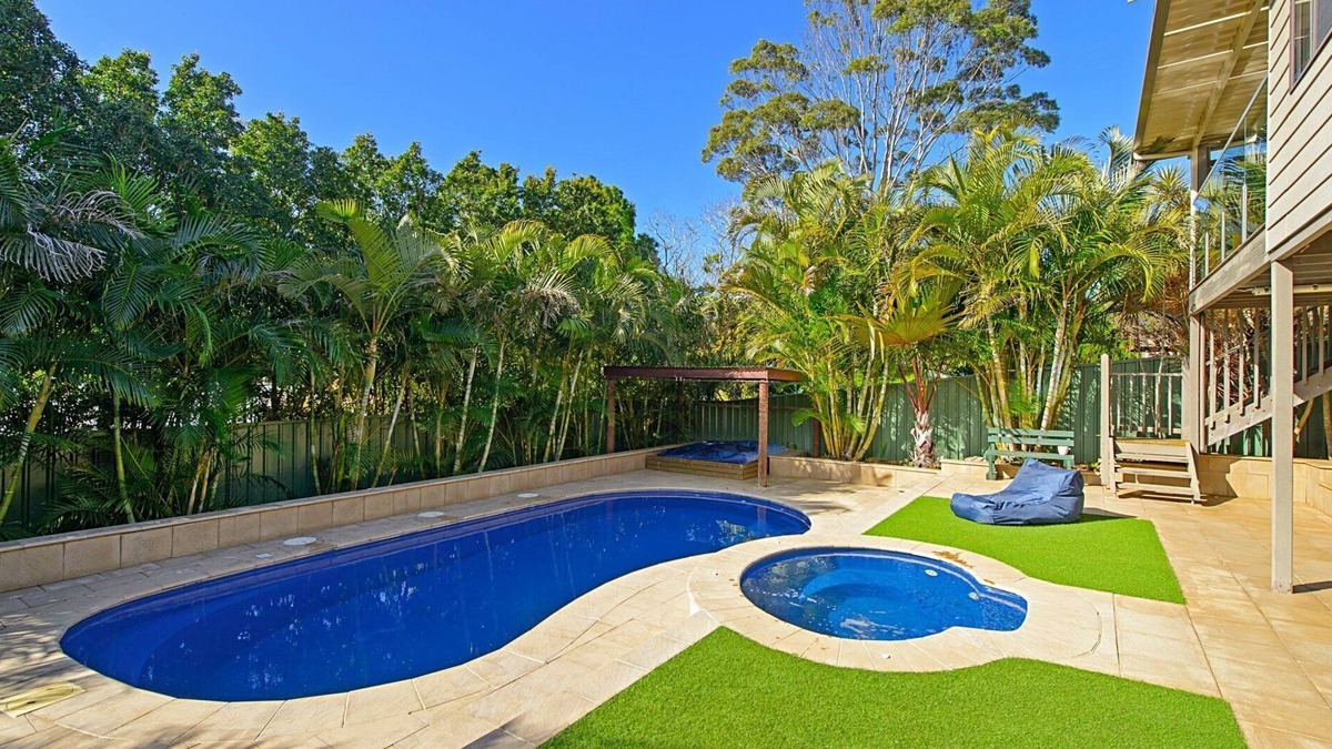 Port Macquarie House | Harrys at Shelly Beach - family home with pool