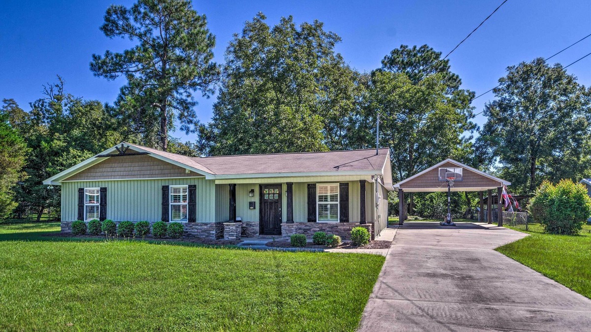Hartford House | Hartford Home w/ Updated Interior & Backyard!