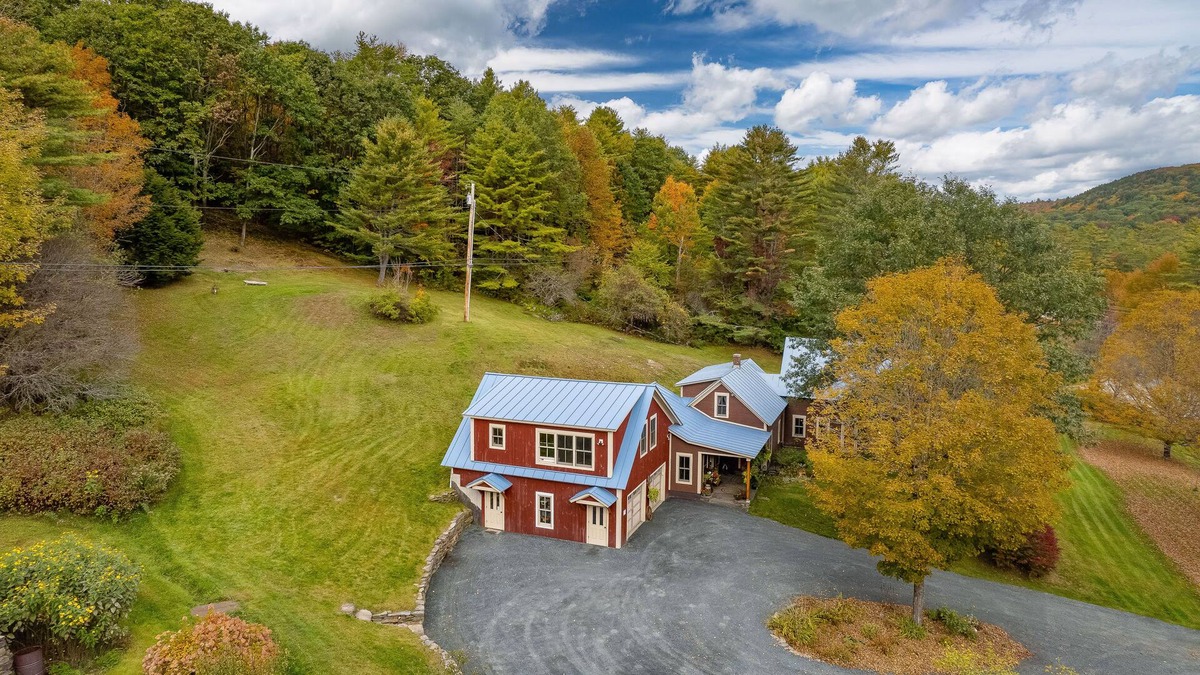 Hartland House | Hartland/Woodstock Hideaway with sunlit spaces, high ceilings & full kitchen