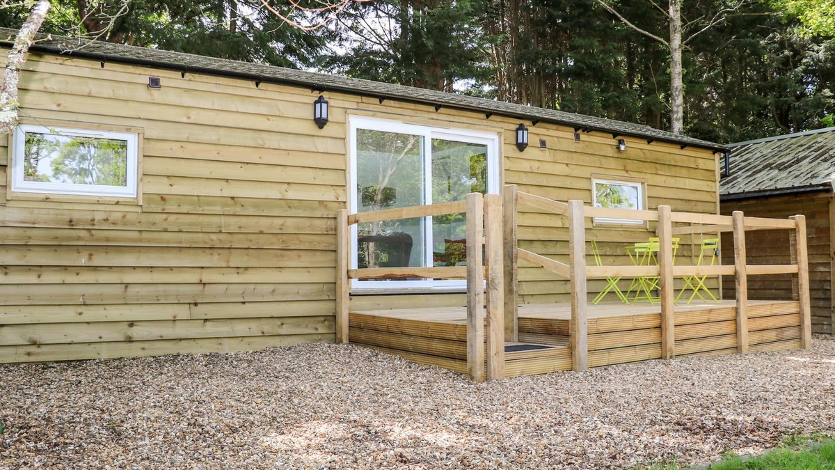 Staplefield Cottage | HARVEST LODGE, pet friendly, with a garden in Bolney