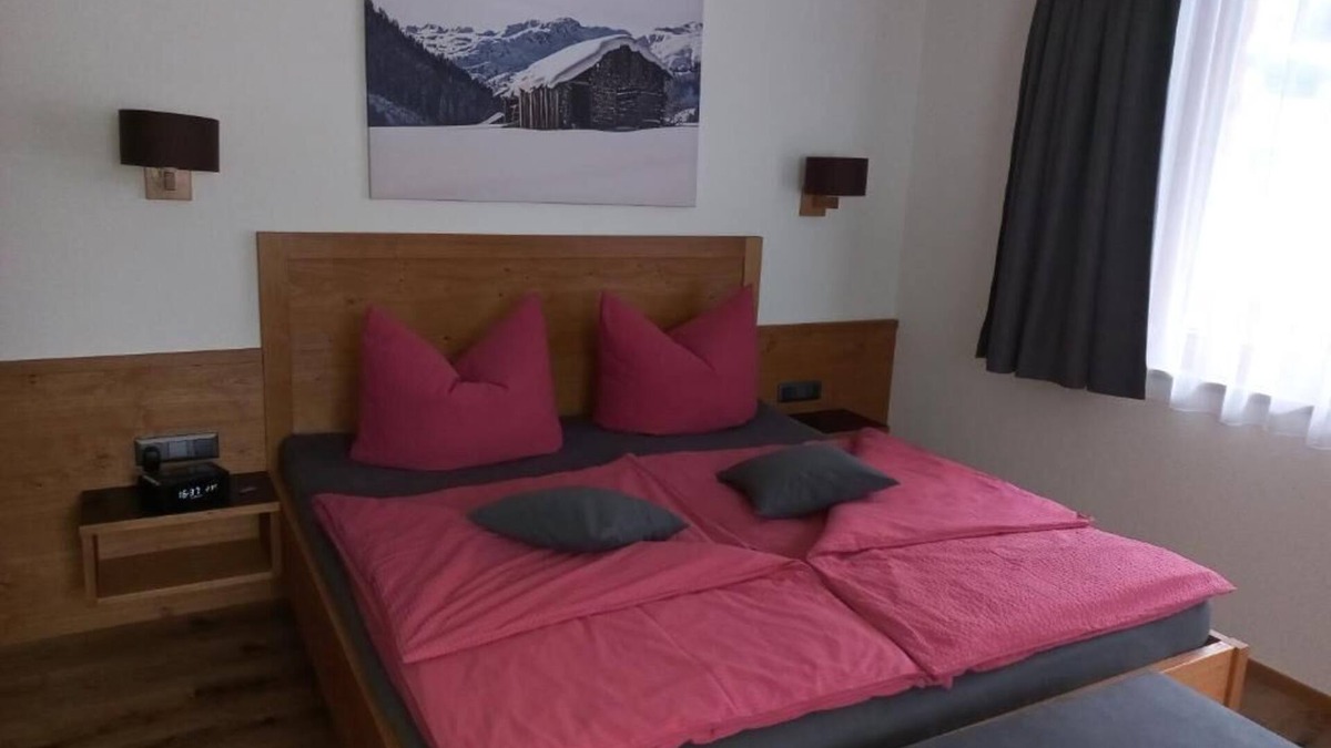Flirsch Hotel | Haus Alpenflora - Triple room with balcony