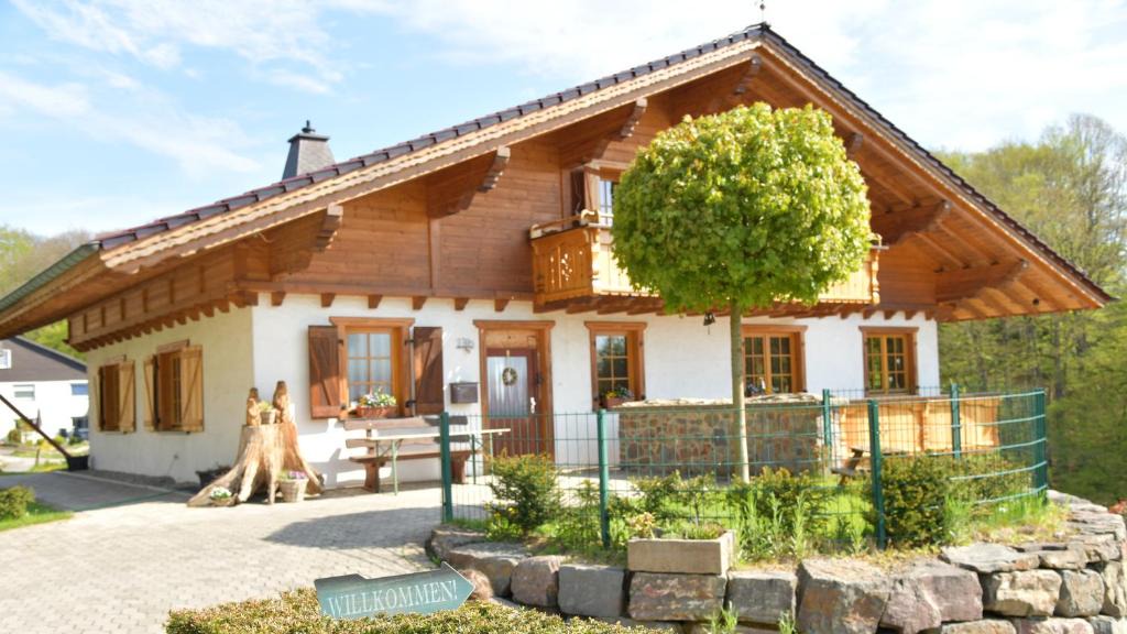 Wermelskirchen Apartment | Haus Alpenrose zum Vic