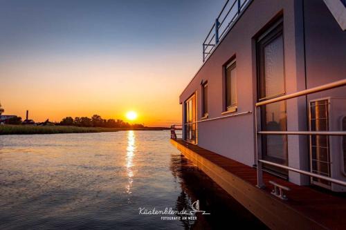 Ribnitz Boat Rental | Hausboot KranichNest