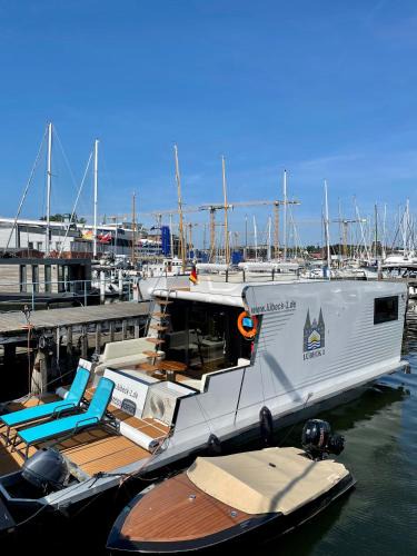 Ronnau Boat Rental | Hausboot mit Traumlage in Lübeck-Travemünde